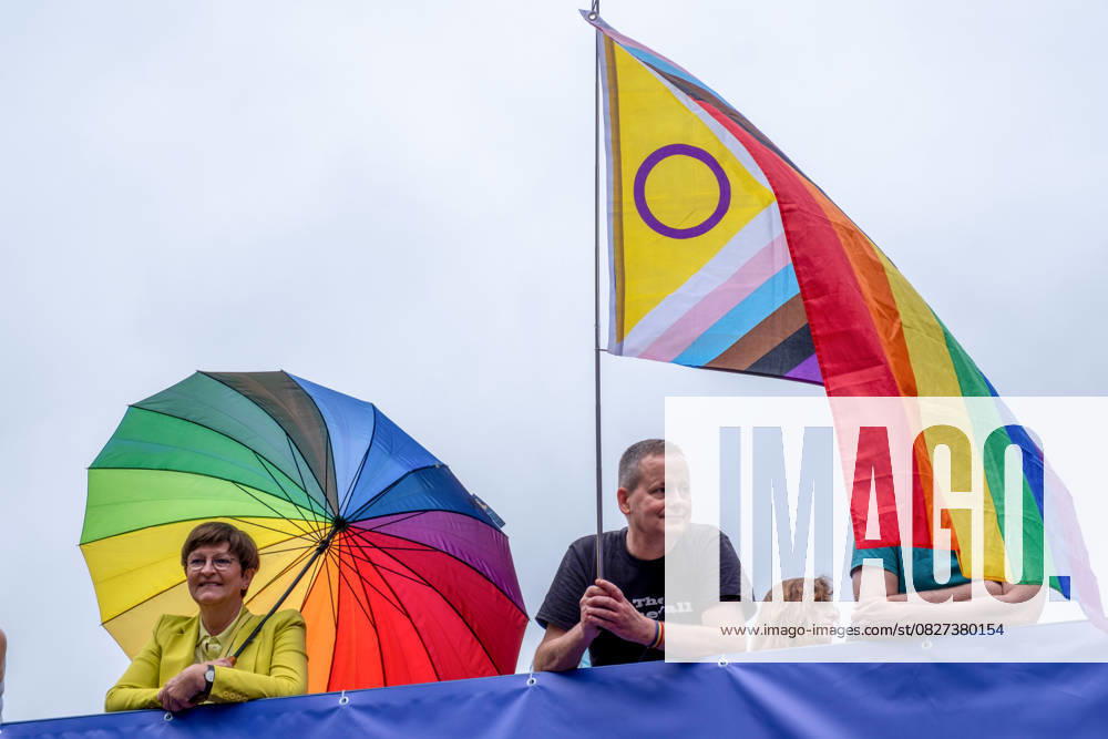 Demonstration Nie wieder still! zum 47. Berliner Christopher Street Day (CSD) am Samstag (26.07.2025) in Berlin. (Foto: Saskia Esken, ehemalige SPD-Bundesvorsitzende, und Klaus Lederer (parteilos), ehemaliger Berliner Senator fuer Kultur und Europa) Mit 80 Wagen, 100 Fussgruppen und Hunderttausenden Teilnehmenden zogen die Demonstranten bis zum Brandenburger Tor, um die Rechte queerer Menschen zu staerken und Hasskriminalitaet entgegenzutreten. Der CSD in Berlin gilt als eine der groessen Veranstaltungen der LGBTQ-Community in Europa. (Siehe epd-Meldung vom 26.07.2025)