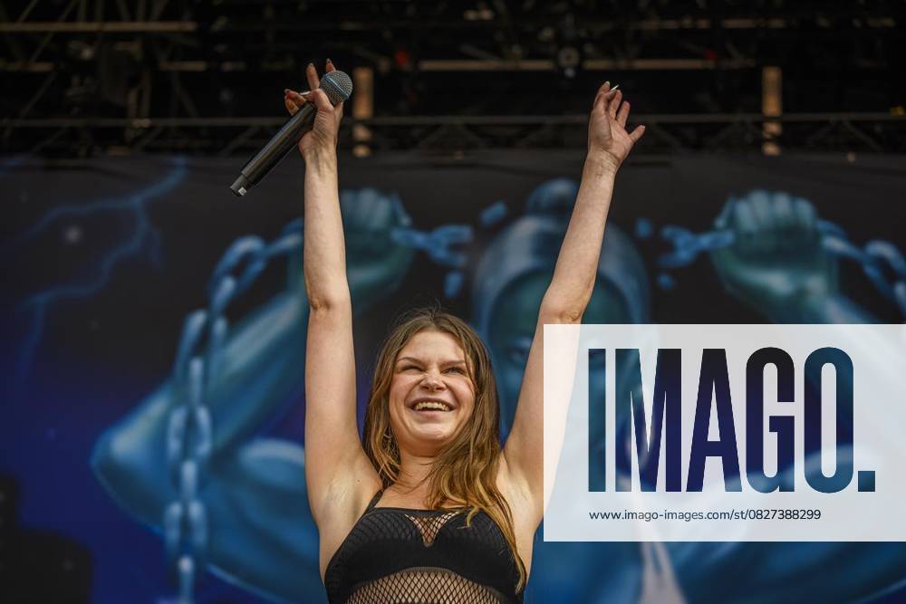Fans und Sängerin Ikkimel am Samstag den 26. Juli 2025 beim Juicy Festival in Dortmund. Deutschland NRW Dortmund