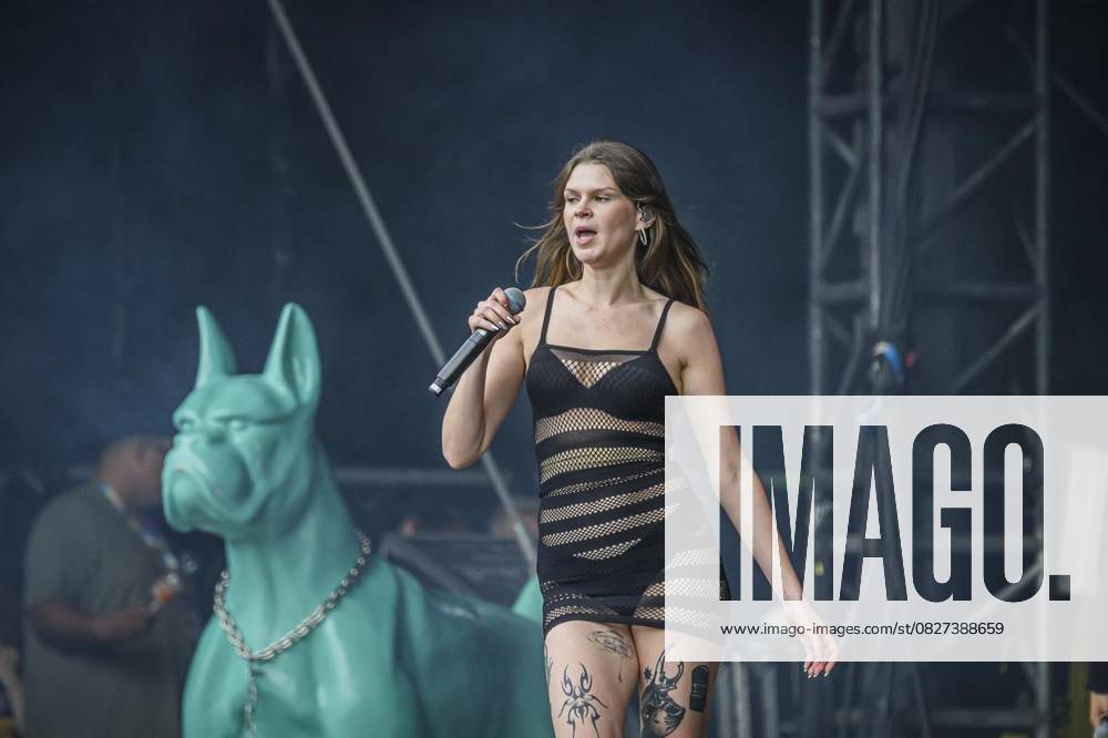 Fans und Sängerin Ikkimel am Samstag den 26. Juli 2025 beim Juicy Festival in Dortmund. Deutschland NRW Dortmund