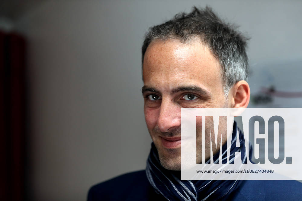 Raphaël Glucksmann, tête de liste PS-Place publique-Nouvelle Donne pour les élections européennes, en campagne dans le village de Créon, près de Bordeaux le 2 mai 2019. Il visite le village, salue les commerçants et rencontre des responsables d associations. Patrick Bernard Bestimage Créon France