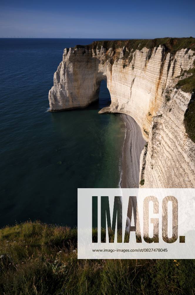 Felsbogen Falaise oder Porte La Manneporte, Étretat, Meer, Steilküste, Klippen, Kreidefelsen, Alabasterküste, La Côte d Albâtre, Abendstimmung, Normandie, Seine-Maritime, Frankreich Rock arch Falaise or Porte La Manneporte, Étretat, sea, steep coast, cliffs, chalk cliffs, alabaster coast, La Côte d Albâtre, evening mood, Normandy, Seine-Maritime, France