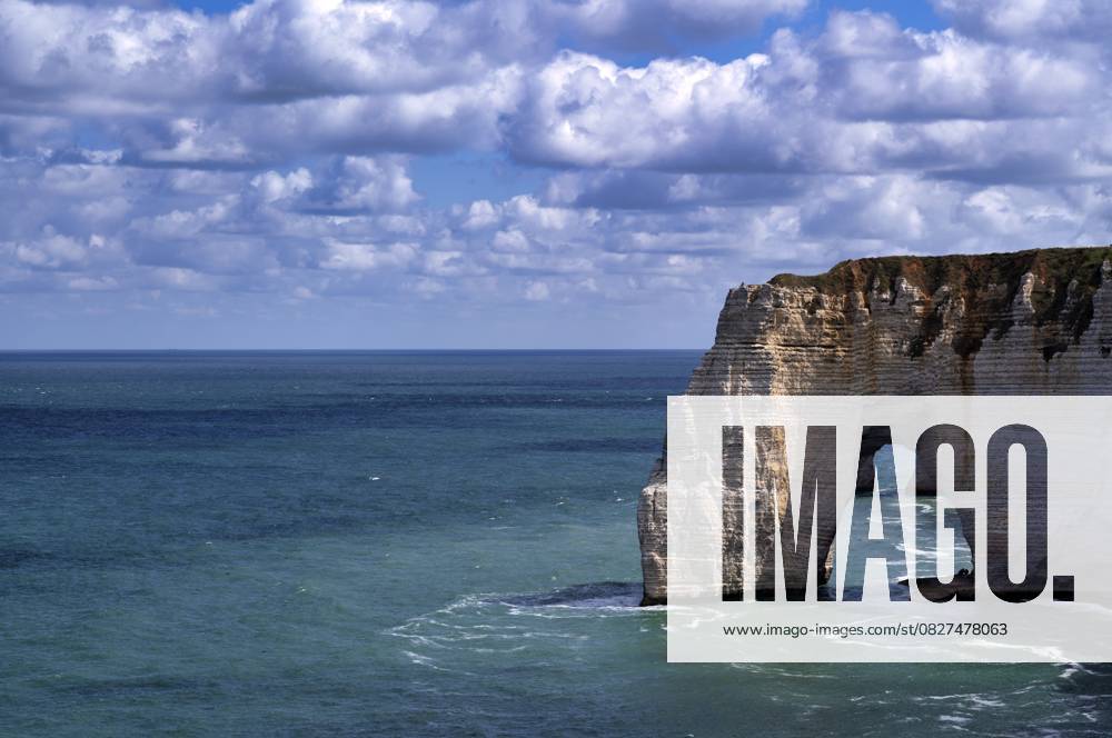 Felsbogen Falaise oder Porte La Manneporte, dahinter Falaise oder Porte d Aval, Étretat, Meer, Steilküste, Klippen, Kreidefelsen, Alabasterküste, La Côte d Albâtre, Normandie, Seine-Maritime, Frankreich Rock arch Falaise or Porte La Manneporte, behind it Falaise or Porte d Aval, Étretat, sea, cliffs, cliffs, chalk cliffs, alabaster coast, La Côte d Albâtre, Normandy, Seine-Maritime, France