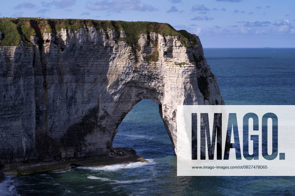 Felsbogen Falaise oder Porte La Manneporte, Étretat, Meer, Steilküste, Klippen, Kreidefelsen, Alabasterküste, La Côte d Albâtre, Normandie, Seine-Maritime, Frankreich Rock arch Falaise or Porte La Manneporte, Étretat, sea, steep coast, cliffs, chalk cliffs, alabaster coast, La Côte d Albâtre, Normandy, Seine-Maritime, France