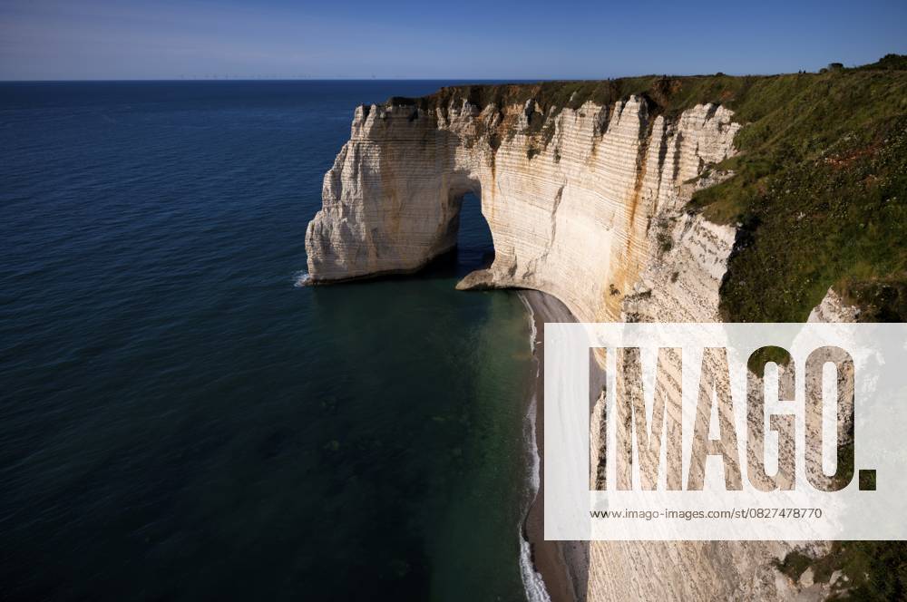 Felsbogen Falaise oder Porte La Manneporte, Étretat, Meer, Steilküste, Klippen, Kreidefelsen, Alabasterküste, La Côte d Albâtre, Abendstimmung, Normandie, Seine-Maritime, Frankreich Rock arch Falaise or Porte La Manneporte, Étretat, sea, steep coast, cliffs, chalk cliffs, alabaster coast, La Côte d Albâtre, evening mood, Normandy, Seine-Maritime, France