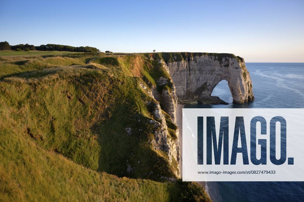 Felsbogen Falaise oder Porte La Manneporte, Strand Jambourg, Étretat, Meer, Steilküste, Klippen, Kreidefelsen, Alabasterküste, La Côte d Albâtre, Abendstimmung, Normandie, Seine-Maritime, Frankreich Rock arch Falaise or Porte La Manneporte, Jambourg beach, Étretat, sea, steep coast, cliffs, chalk cliffs, alabaster coast, La Côte d Albâtre, evening mood, Normandy, Seine-Maritime, France