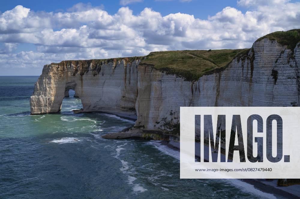 Felsbogen Falaise oder Porte La Manneporte, dahinter Falaise oder Porte d Aval, rechts Wasserfall Pisseuses de Valaine, Étretat, Meer, Steilküste, Klippen, Kreidefelsen, Alabasterküste, La Côte d Albâtre, Normandie, Seine-Maritime, Frankreich Rock arch Falaise or Porte La Manneporte, behind it Falaise or Porte d Aval, on the right waterfall Pisseuses de Valaine, Étretat, sea, steep coast, cliffs, chalk cliffs, alabaster coast, La Côte d Albâtre, Normandy, Seine-Maritime, France