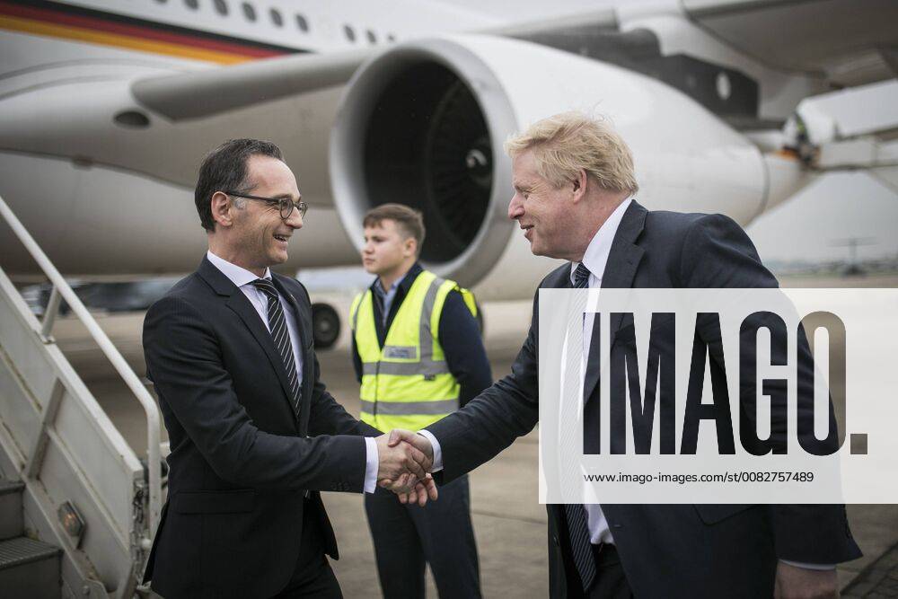 Themen der Woche KW15 Bundesaussenminister Heiko Maas (L), SPD, wird am Flughafen empfangen von Boris Johnson, Aussenminister von Grossbritannien, in Brize Norton, 12.04.2018. Brize Norton United Kingdom