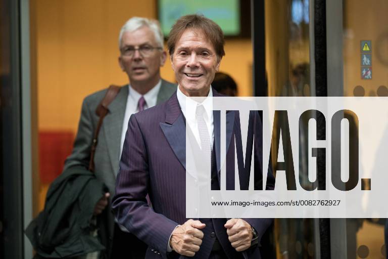 Entertainment Bilder der Woche April 12, 2018 - London, London, UK - London, UK. Sir Cliff Richard leaves the Rolls Building at the Royal Courts of Justice, following the trial in legal battle between Sir Cliff Richard and the BBC. The performer is suing the BBC after it broadcast pictures and named Sir Cliff as a suspect in an alleged historical sexual assault. London UK - ZUMAl94_ 20180412_zaf_l94_511