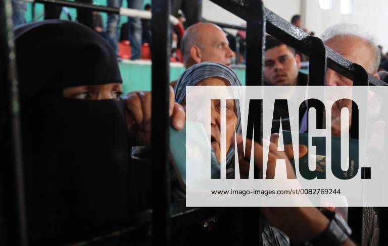 Khan Younis, Gaza Strip, Palestinian Territory - Palestinians wait to travel into Egypt, after the Rafah border crossing was opened for three days for humanitarian cases, in the southern Gaza Strip April 13, 2018 Khan Younis Palestinian Territory - ZUMAap3_ 20180413_zaf_ap3_013