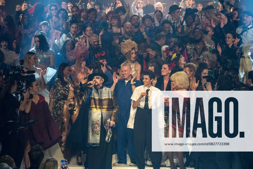 Catherine Ringer, Winnie Harlow , Karlie Kloss, Anna Cleveland, Cristina Cordula, Boy George, Jean-Paul Gaultier, Suzanne Von Aichinger, Farida Khelfa, Estelle Lefébure, Kiddy Smile et Amanda Lear lors du dernier défilé de mode Haute-Couture printemps-été 2020 Jean-Paul Gaultier au théâtre du Châtelet à Paris, France, le 22 janvier 2020. Communiqué de presse envoyé vendredi 17 janvier par la maison Jean Paul Gaultier signé du couturier lui-même, il précisait : Le 22 janvier 2020, je fêterai mes 50 ans de carrière dans la mode avec un grand défilé-show Haute Couture, au Théâtre du Chatelet. Ce sera aussi mon dernier défilé . Celebs during the runway of the Jean-Paul Gaultier Haute Couture Spring Summer 2020 show as part of Paris Fashion W