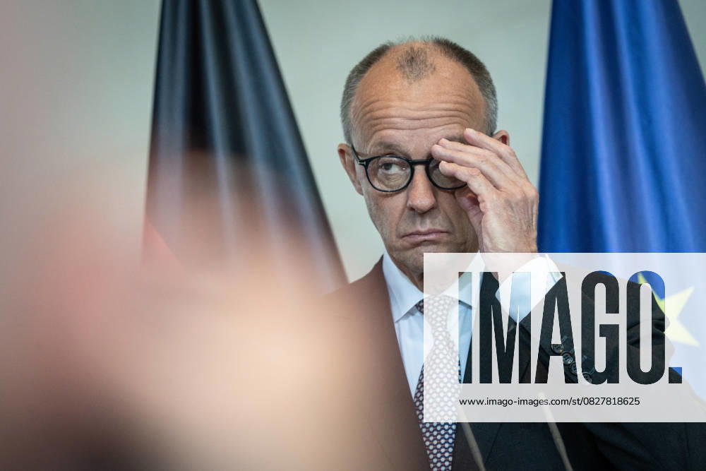Bundeskanzler Friedrich Merz während der gemeinsamen Pressekonferenz im Kanzleramt;König des Haschemitischen Königreichs Jordanien zu Besuch im Bundeskanzleramt in Berlin, Berlin Berlin Deutschland Bundeskanzleramt