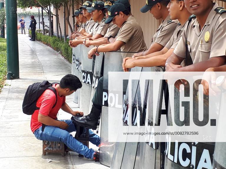 A shoeshine boy cleans a policeman s shoes, in the surroundings of the 8th Summit of the Americas seat, in Lima, Peru, 13 April 2018. Security during the 8th Summit of the Americas !ACHTUNG: NUR REDAKTIONELLE NUTZUNG!