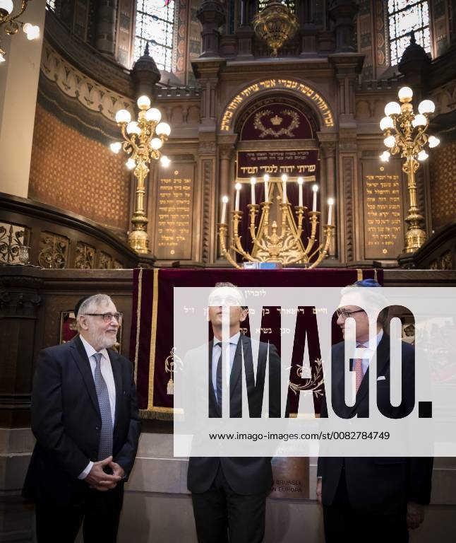 Bundesaussenminister Heiko Maas (M), SPD, besucht gemeinsam mit dem Praesidenten des Zentralen Israelitischen Konsistoriums Belgiens, Philippe Mankiewicz (R) und dem Oberrabbiner Bruessels, Albert Guigui (L), die Grosse Synagoge von Europa in Bruessel, 13.04.2018. Bruessel Belgien