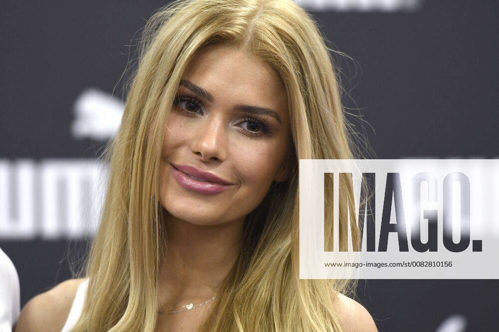 Pamela Reif auf der weltweit größten Messe für Fitness, Wellness und Gesundheit FIBO 2018 auf der Koelnmesse. Köln