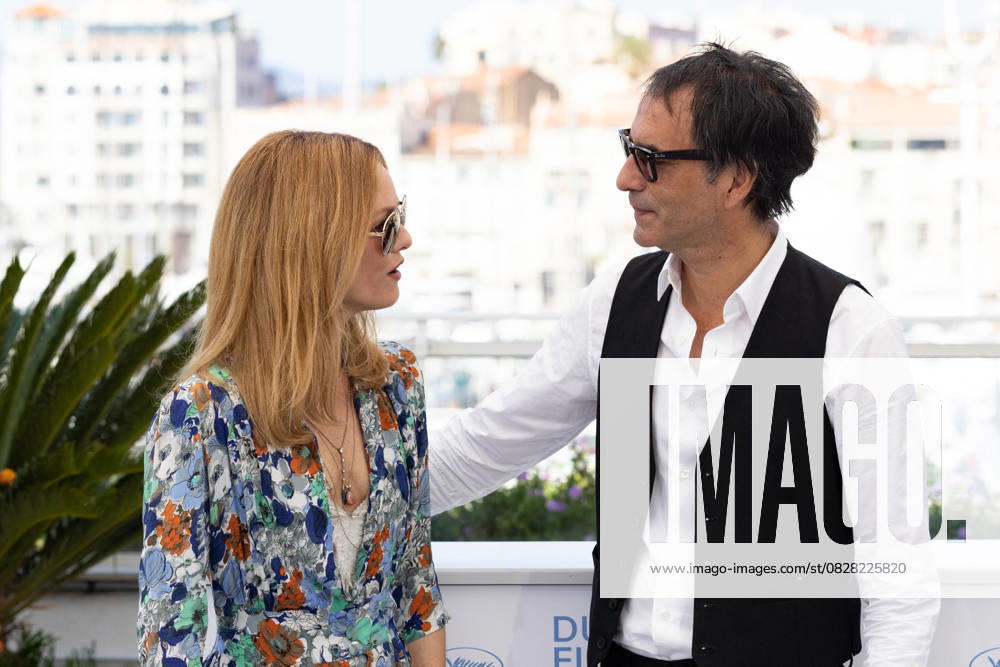 Vanessa Paradis, Samuel Benchetrit (réalisateur) au photocall du film Cette musique ne joue pour personne (Cannes première) lors du 74ème festival international du film de Cannes le 10 juillet 2021 Borde Jacovides Moreau Bestimage Photocall of the movie Cette musique ne joue pour personne during 74th Cannes Film Festival in Cannes on july 10th 2021 Cannes France