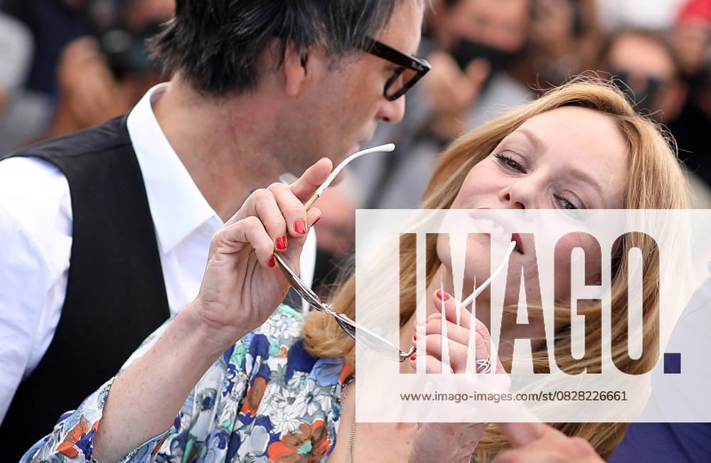 Vanessa Paradis, Samuel Benchetrit (réalisateur) au photocall du film Cette musique ne joue pour personne (Cannes première) lors du 74ème festival international du film de Cannes le 10 juillet 2021 Borde Jacovides Moreau Bestimage Photocall of the movie Cette musique ne joue pour personne during 74th Cannes Film Festival in Cannes on july 10th 2021 Cannes France