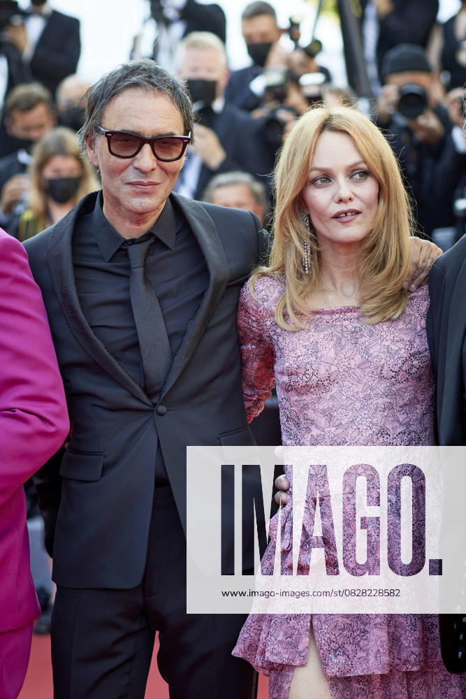 Vanessa Paradis, Samuel Benchetrit - Montée des marches du film « De son vivant » lors du 74ème Festival International du Film de Cannes. Le 10 juillet 2021 Borde-Jacovides-Moreau Bestimage Red carpet for the movie « De son vivant » during the 74th Cannes International Film festival. On July 10th 2021 Cannes France