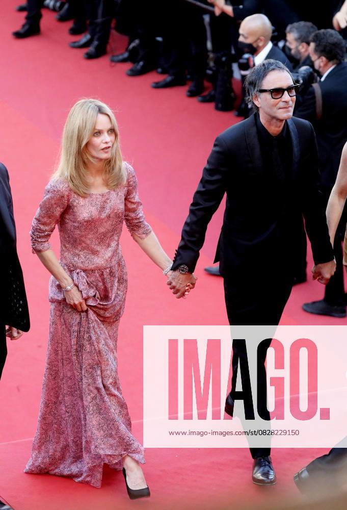 Vanessa Paradis, Samuel Benchetrit (réalisateur) - Montée des marches du film « De son vivant » lors du 74ème Festival International du Film de Cannes. Le 10 juillet 2021 Borde-Jacovides-Moreau Bestimage Red carpet for the movie « De son vivant » during the 74th Cannes International Film festival. On July 10th 2021 Cannes France