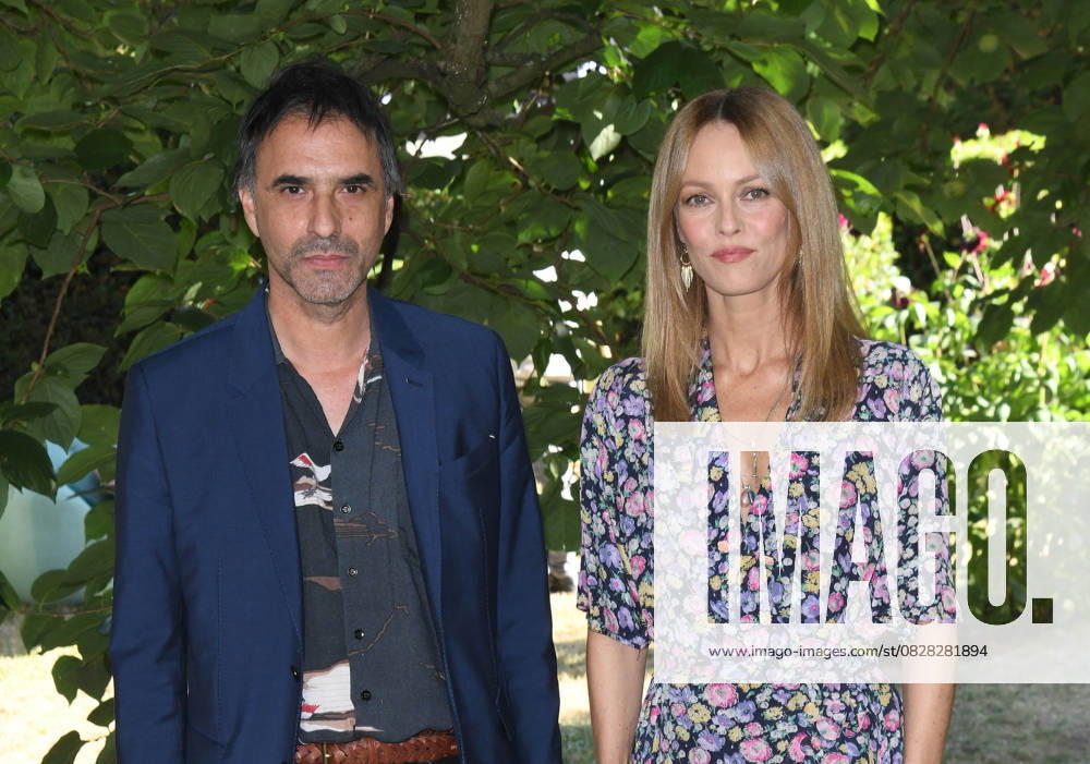 Samuel Benchetrit et Vanessa Paradis - Photocall du film Cette musique ne joue pour personne lors du 14ème Festival du Film Francophone d Angoulême. Le 28 août 2021 Coadic Guirec Bestimage Photocall of the film Cette musique ne joue pour personne during the 14th French Speak Film Festival of Angouleme, France. On August 28th 2021 Angoulême France
