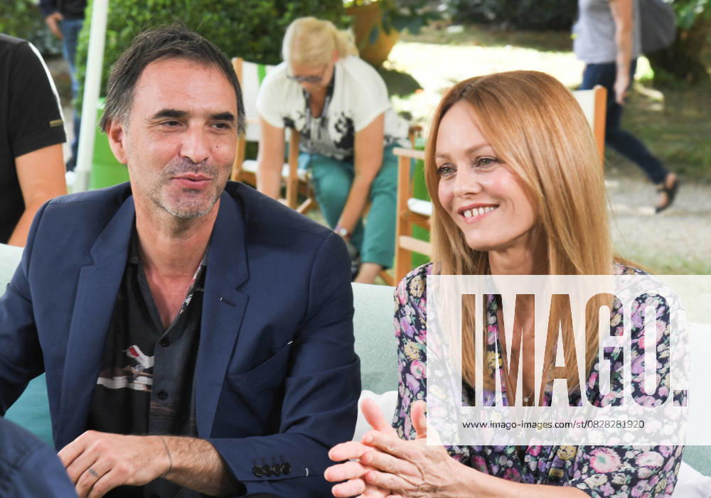 Samuel Benchetrit et Vanessa Paradis - Photocall du film Cette musique ne joue pour personne lors du 14ème Festival du Film Francophone d Angoulême. Le 28 août 2021 Coadic Guirec Bestimage Photocall of the film Cette musique ne joue pour personne during the 14th French Speak Film Festival of Angouleme, France. On August 28th 2021 Angoulême France