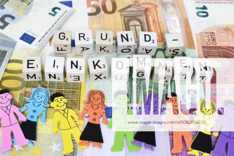 Buchstabenwürfel formen das Wort Grundeinkommen auf Geldscheinen