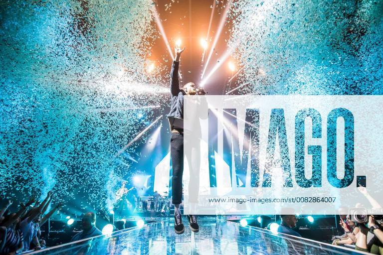 Die Musiker der Band Imagine Dragons stehen am 18. April 2018 in der König-Pilsener Arena in Oberhausen auf der Bühne. Konzert - Imagine Dragons in Oberhausen