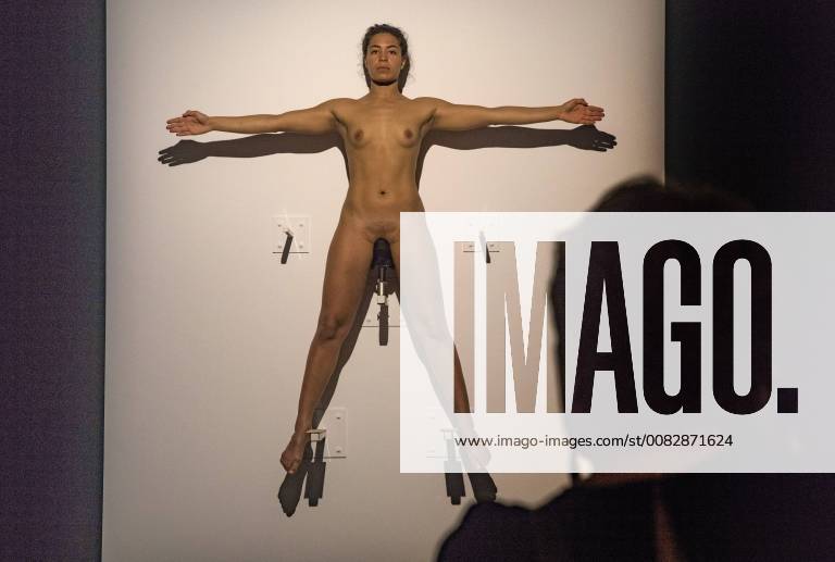 Unter dem Titel Marina Abramovic. The Cleaner praesentiert die Bundeskunsthalle in Bonn ab Freitag (20.04.18) bis 12. August Werke aus 50 Jahren, darunter Filme, Fotografien, Malerei, Zeichnungen, Skulpturen, Installationen sowie ausgesuchtes Archivmaterial der Kuenstlerin Marina Abramovic. Zudem werden zu bestimmten Zeiten Neuauflagen ihrer Performances zu sehen sein, die von geschulten Performern ausgefuehrt werden, wie hier die Installation Luminosity von 1977, bei der eine nackte Frau auf einem Fahrradsattel an einer Wand sitzt und von einem Scheinwerfer angestrahlt wird). Die 1947 geborene Serbin Abramovic gehoert zu den meist diskutierten Kuenstlerinnen der Gegenwart. Bekannt wurde sie durch ihre radikalen Performances. Dabei lotet sie haeufig die Grenzen ihrer physischen und psychischen Belastbarkeit aus. Gezeigt werden auch Fo