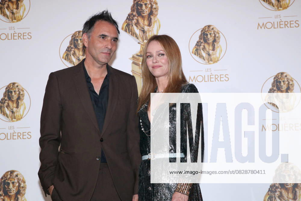Vanessa Paradis et son mari Samuel Benchetrit (auteur et metteur en scène de la pièce « Maman » dans laquelle Vanessa est nominée) - 33ème « Nuit des Molières » aux Folies Bergère à Paris le 30 Mai 2022. Bertrand Rindoff Bestimage 33rd Molieres ceremony at Folies Bergeres on May 30, 2022 in Paris, France. Paris France