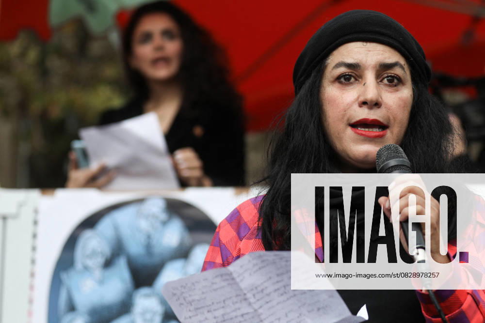 Info - Marjane Satrapi refuse la Légion d’honneur et dénonce l’hypocrisie de la France vis-à-vis de l’Iran - La réalisatrice française Marjane Satrapi - Des personnes participent à un rassemblement de soutien aux femmes iraniennes à Paris, France, le 2 octobre 2022. Cette manifestation a lieu suite à la mort de Mahsa Amini, décédée en garde à vue après avoir été détenue par la police des mœurs iranienne, et de Hadis Najafi, abattue lors d une manifestation en Iran. Stéphane Lemouton Bestimage Paris France