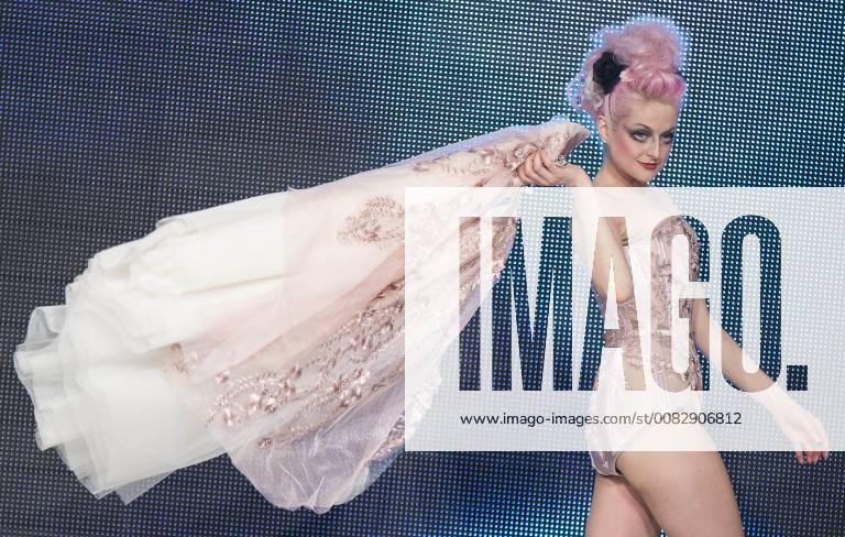 (180422) -- TORONTO, April 22, 2018 -- A model presents collections by Bone & Busk during the 2018 Fashion Art Toronto event in Toronto, Canada, April 21, 2018. )(yy) CANADA-TORONTO-FASHION ART WEEK zouxzheng