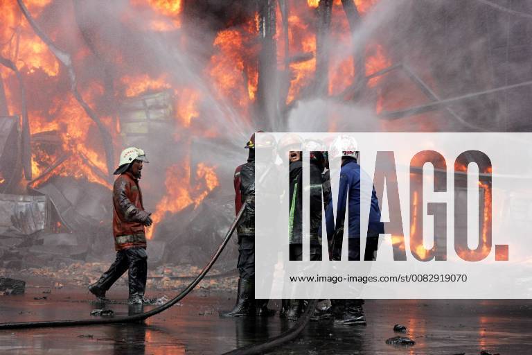 (180423) -- WEST SUMATRA (INDONESIA), April 23, 2018 -- Fire fighters try to extinguish fire at a rubber warehouse in West Sumatra, Indonesia, on April 23, 2018. No casualties were reported so far. ) (hy) INDONESIA-WEST SUMATRA-WAREHOUSE-FIRE Amanda