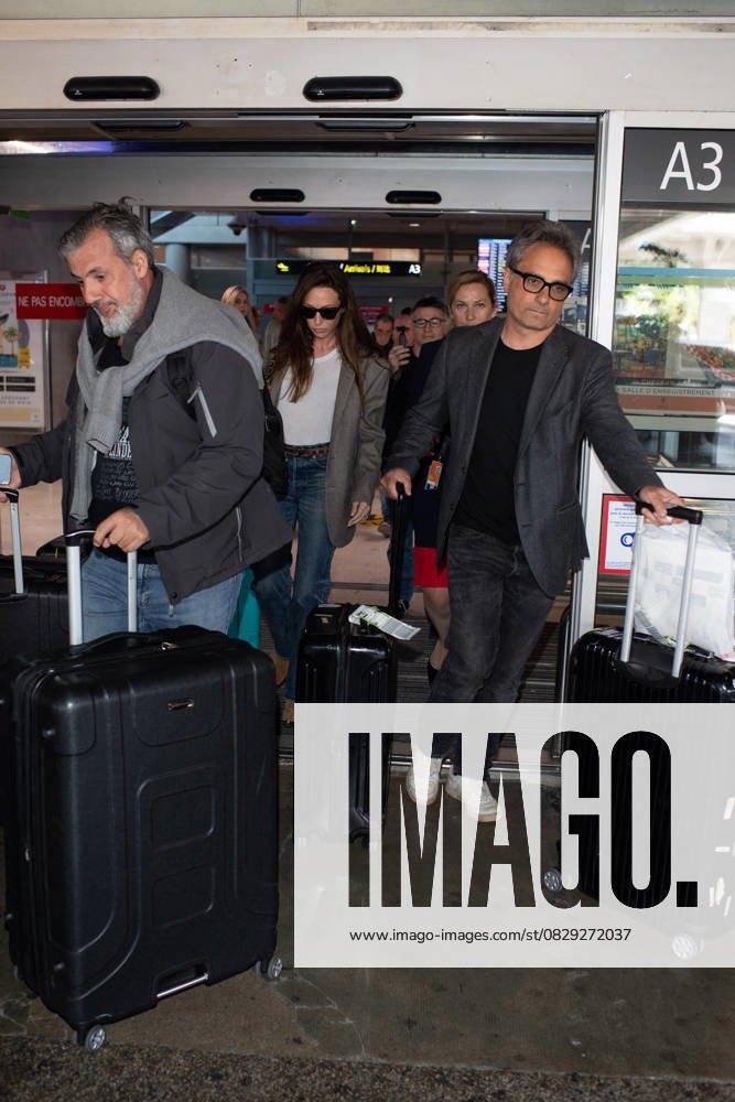 Laura Smet et son mari Raphaël Lancrey-Javal - Les célébrités arrivent à l aéroport de Nice lors du 75ème Festival International du Film de Cannes, à Nice, France, le 16 mai 2023. Da Silva-Perusseau Bestimage Celebrities arrive at Nice airport for the 76th International Cannes Film Festival. Nice France