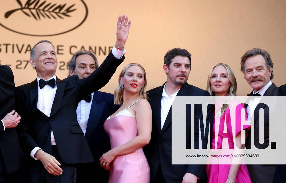 Tom Hanks, Alexandre Desplat, Scarlett Johansson, Damien Bonnard, Hope Davis, Bryan Cranston - Montée des marches du film « Asteroid City » lors du 76ème Festival International du Film de Cannes, au Palais des Festivals à Cannes. Le 23 mai 2023 Jacovides-Moreau Bestimage Red carpet of the movie « Asteroid City » during the 76th Cannes International Film Festival at the Palais des Festivals in Cannes, France. On may 23th 2023 Cannes France