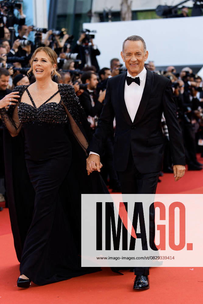 Tom Hanks et sa femme Rita Wilson - Montée des marches du film Asteroid City lors du 76ème Festival International du Film de Cannes, France, le 23 mai 2023. Celebrities at the red carpet of Asteroid City during the 76th International Cannes Film Festival in Cannes, France, on May 23, 2023. Cannes France