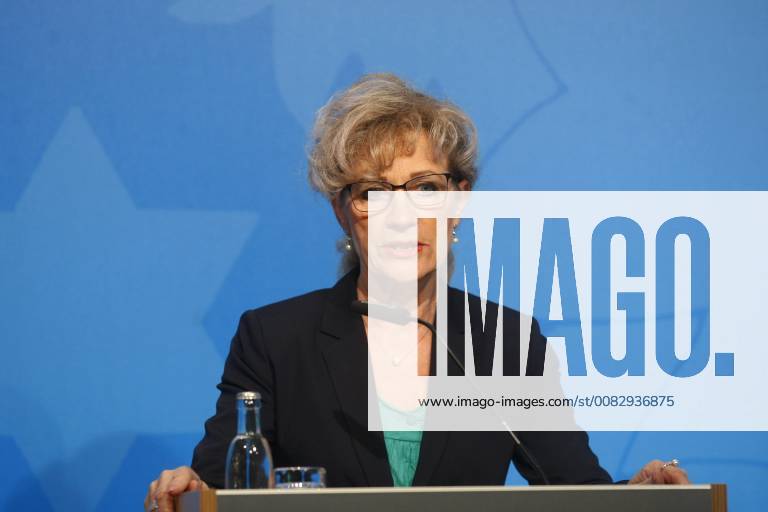 Erfurt Regierungsmedienkonferenz Thüringen Thüringens Verkehrsministerin Birgit Keller stellt den Nahverkehrsplan 2018 bis 2022 für den Freistaat Thüringen vor.
