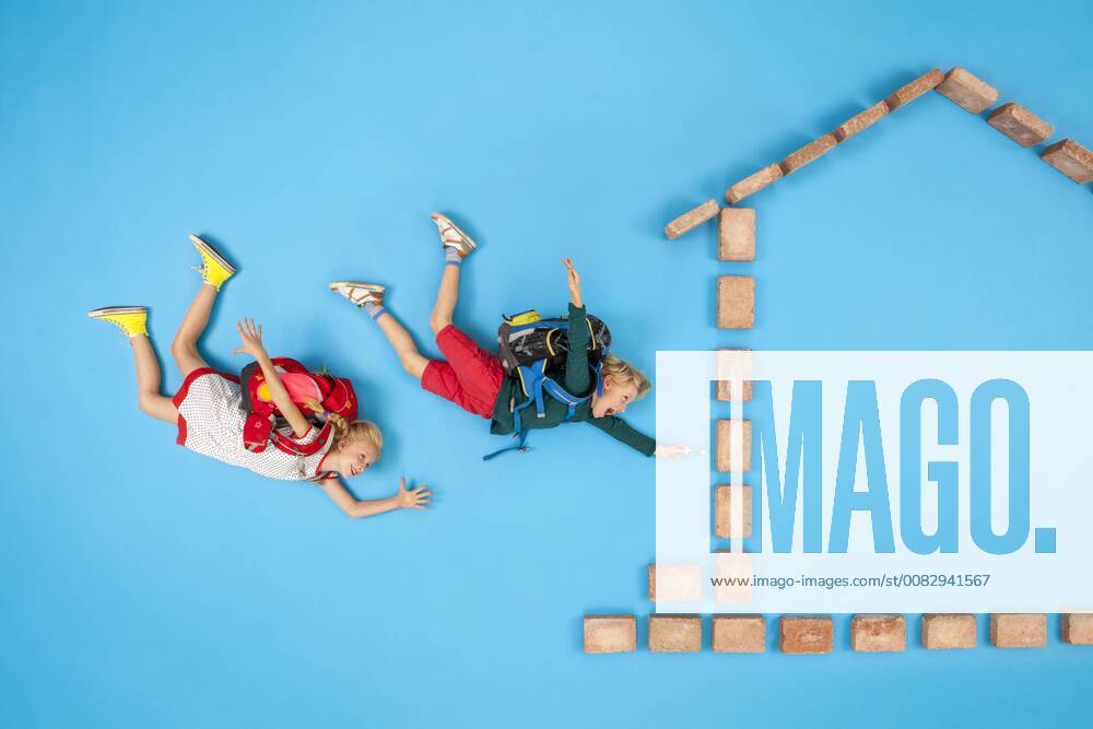 IMAGO Creative: Gesellschaft, Schule, Schulanfang Brother and sister coming home from school model released Symbolfoto BAEF01600