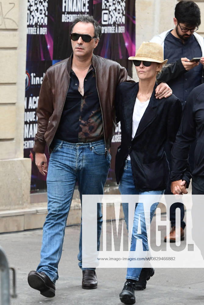 Samuel Benchetrit et sa femme Vanessa Paradis - Arrivées des célébrités aux obsèques de Jane Birkin en l église Saint-Roch à Paris. Le 24 juillet 2023 Jacovides-KD Niko Bestimage Funerals of the french singer Jane Birkin at Saint-Roch s church in Paris. On July 24th 2023 Paris France