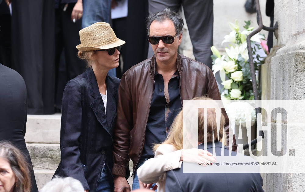 Vanessa Paradis et son mari Samuel Benchetrit - Sorties des célébrités aux obsèques de Jane Birkin en l église Saint-Roch à Paris. Le 24 juillet 2023 Jacovides-KD Niko Bestimage Funerals of the french singer Jane Birkin at Saint-Roch s church in Paris. On July 24th 2023 Paris France