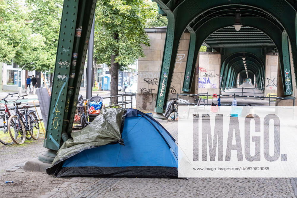 Zelt einer obdachlosen Person unter der Hochbahn auf der Schönhauser Allee in Berlin-Prenzlauer Berg. Tent of a homeless person under the elevated train on Schönhauser Allee in Berlin-Prenzlauer Berg. Obdachlosigkeit in Berlin