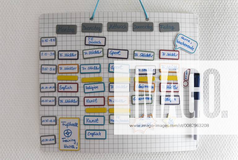IMAGO Creative: Gesellschaft, Schule, Schulanfang Stundenplan eines Grundschülers, 2. Klasse,