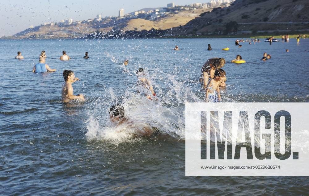 Ein Junge spielt im warmen Wasser des Kinneret Sees A boy plays in the warm water of lake Kinneret