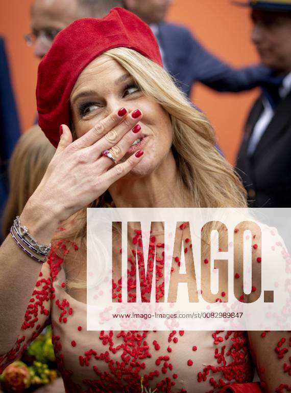 Groningen Dutch royal family during Kingsday ( Koningsdag) in Groningen. Queen Maxima handkus kiss
