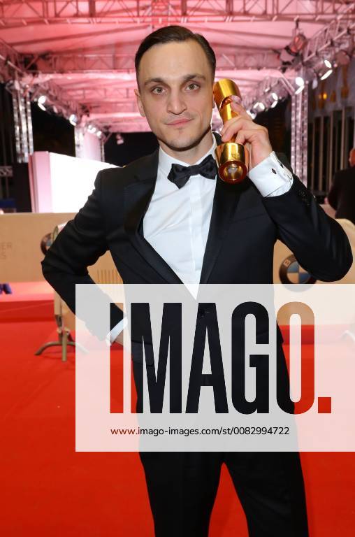 Franz Rogowski telefoniert mit Lola bei der Verleihung Deutscher Filmpreis, Palais am Funkturm, Masurenallee, Hammarskjöldplatz, Berlin Datum: 27.04.2018 68. Deutscher Filmpreis