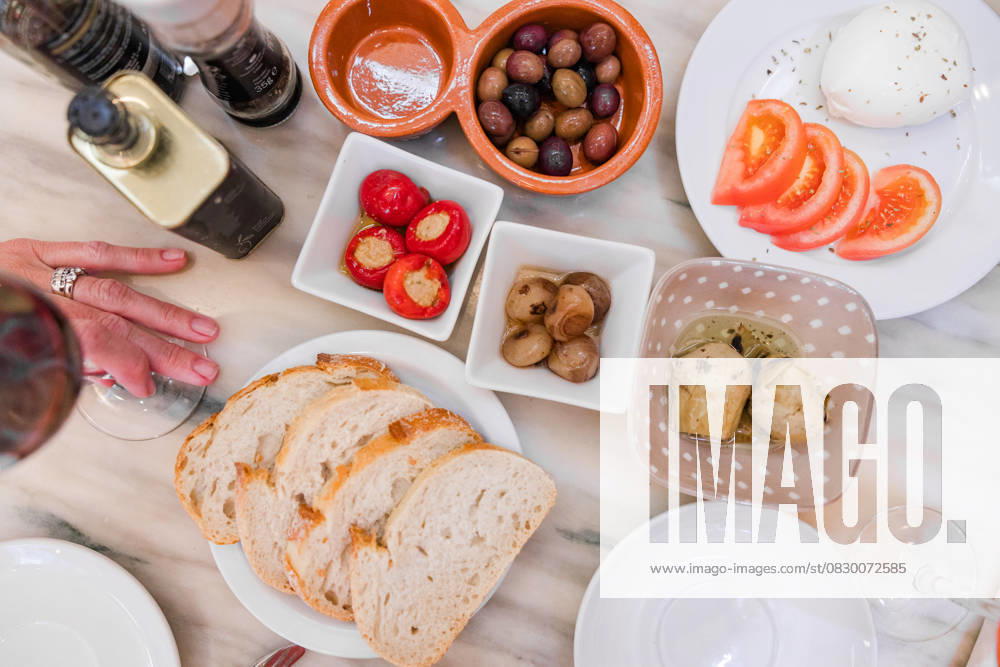 IMAGO Creative, Food, Tapas Assorted Mediterranean appetizers with bread, cheese, and vegetables Sintra, Lisbon, Portugal R_KLBT250809-1801426-01 ,model released, Symbolfoto