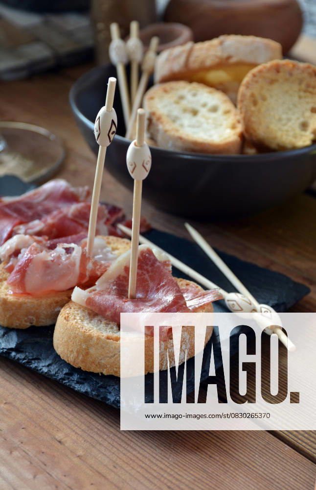 IMAGO Creative, Food, Tapas appetizer of ham Serrano with bread roasted and accompanied by a glass of wine Model Released LuisMarioHernandez_ID30121_1016684_009