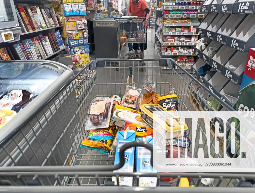 Netto-Einkauf zu Zeiten von Inflation und Konjunktur. Netto-Einkauf in einem Supermarkt oder Discounter