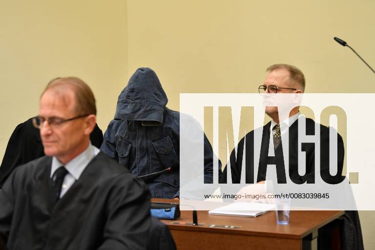 422. Verhandlungstag im NSU-Prozess Der Angeklagte Carsten S. und seine Anwalt Jacob Hoesl kommen am Mittwoch (02.05.2018) im Landgericht in Muenchen zum 422. Verhandlungstag im NSU-Prozess.