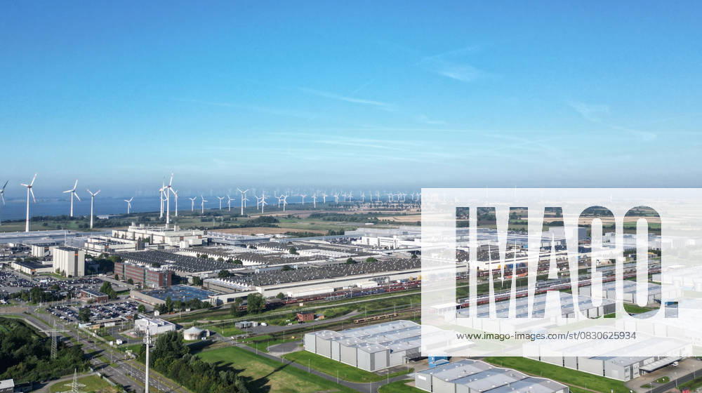 Volkswagen liefert 1,5-millionsten ID aus. Blick auf das Volkswagenwerk in Emden. Volkswagen hat das 1,5-millionste Elektroauto der ID-Serie in Emden ausgeliefert. Niedersachsens Ministerpräsident Olaf Lies überreichte den Schlüssel zusammen mit Martin Sander und Kai Grünitz an ein Unternehmen aus Vechta. Emden Niedersachsen Deutschland