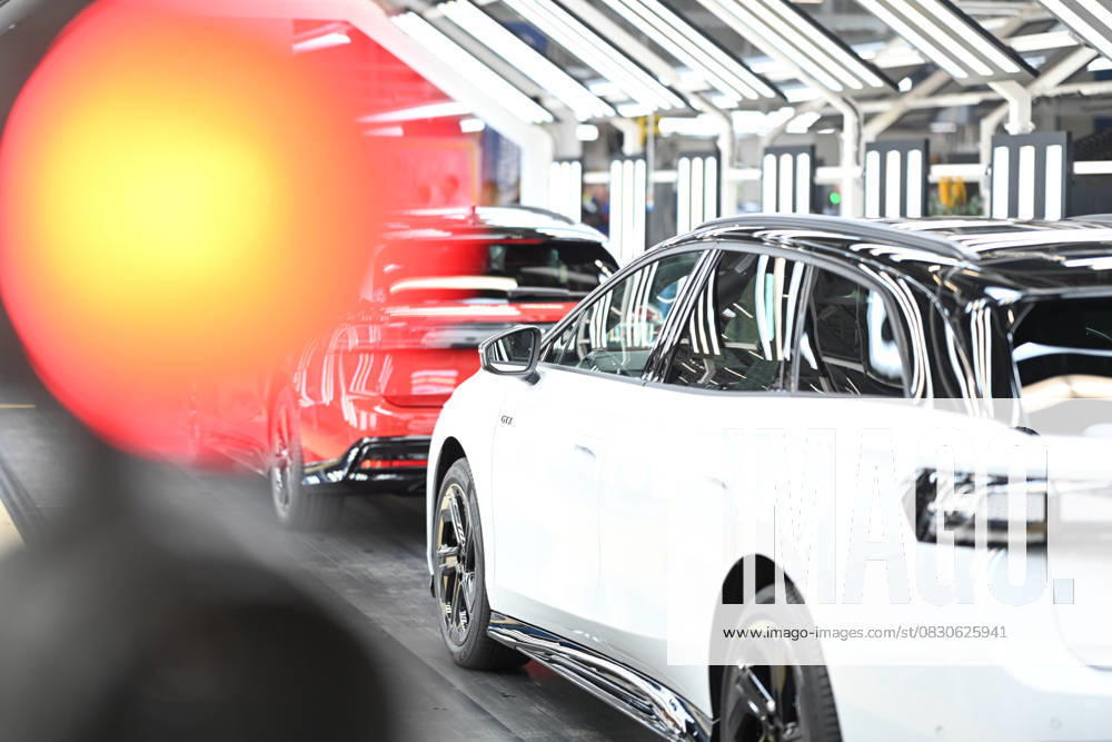 Volkswagen liefert 1,5-millionsten ID aus. Blick auf die ID Produktion in Emden. Volkswagen hat das 1,5-millionste Elektroauto der ID-Serie in Emden ausgeliefert. Niedersachsens Ministerpräsident Olaf Lies überreichte den Schlüssel zusammen mit Martin Sander und Kai Grünitz an ein Unternehmen aus Vechta. Emden Niedersachsen Deutschland