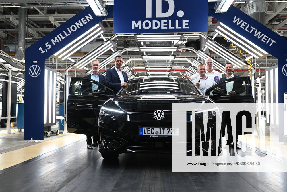 Volkswagen liefert 1,5-millionsten ID aus. Kai Grünitz (li-re.), Vorstand für Technische Entwicklung, und Ministerpräsident Olaf Lies ,Robert Müller vom Ingenieurbüro Tegeler, Geschäftsführer Jörg Tegeler vom Ingenieurbüro Tegeler und Volkswagen Vorstand Martin Sander (Vertrieb, Marketing und After Sales) stehen am ID.7. Volkswagen hat das 1,5-millionste Elektroauto der ID-Serie in Emden ausgeliefert. Niedersachsens Ministerpräsident Olaf Lies überreichte den Schlüssel zusammen mit Martin Sander und Kai Grünitz an ein Unternehmen aus Vechta. Emden Niedersachsen Deutschland
